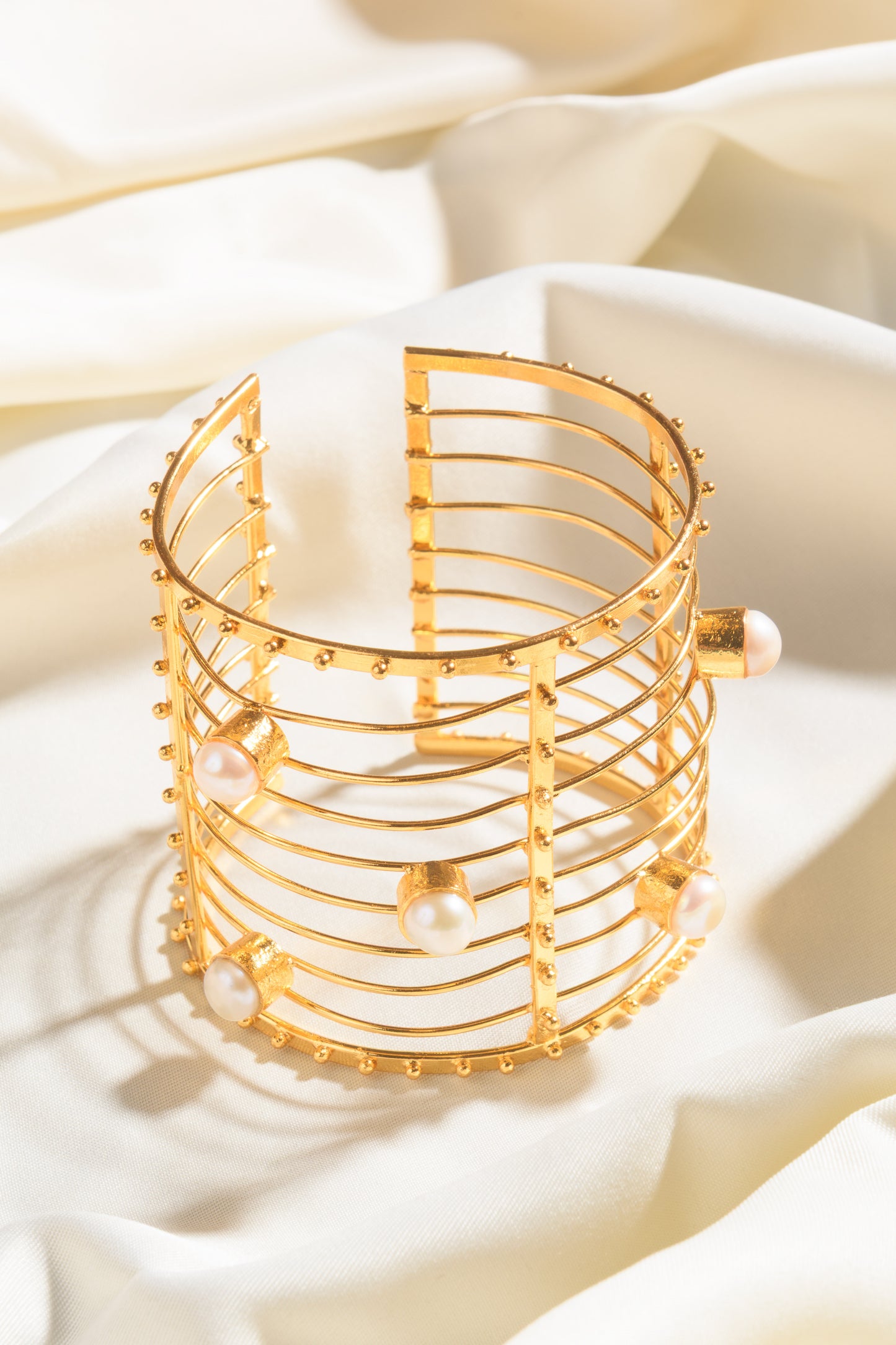 Pearl Jaali Handcuff